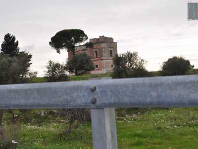 Percorrendo la strada statale 100 in direzione Taranto, spostando lo sguardo sulla destra, scorgiamo oltre il guardrail una grande villa che si erge maestosa su una collinetta verde